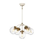Lampa wisząca Cosmos z pięcioma kloszami E14 w antycznej bieli i mosiądzu. Klosze z przezroczystego szkła o żłobieniach, zawieszone na białym ramieniu. Lampa wisi na długim przewodzie, tworząc elegancki element wystroju wnętrza.