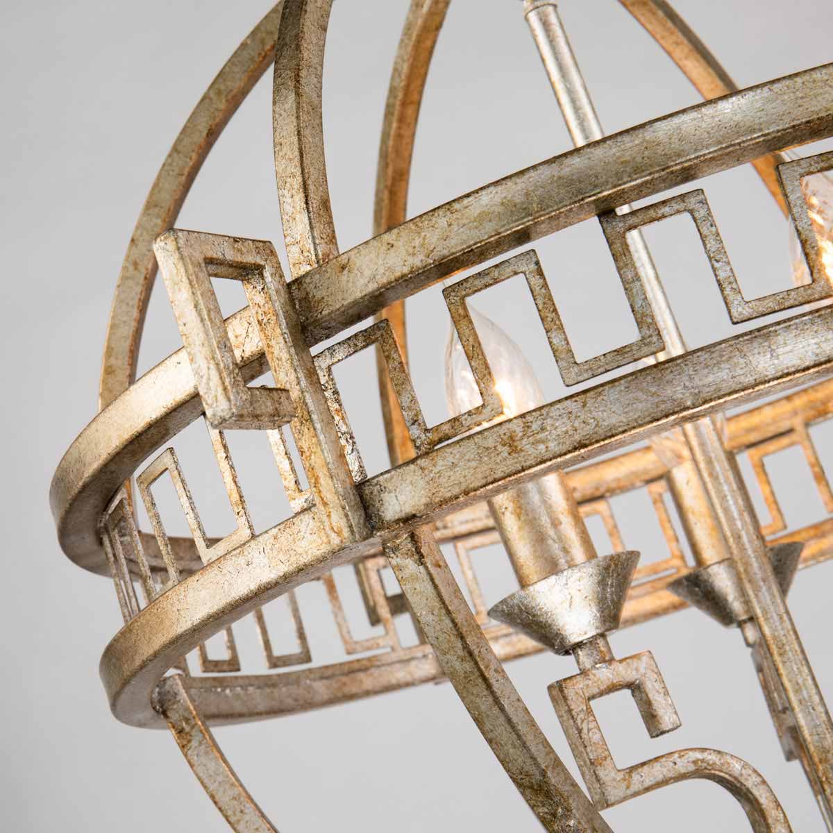 Lampa wisząca Lemuria w kształcie kuli, wykonana w starym złocie. Widoczne trzy gniazda E14 oraz metalowa konstrukcja z geometrycznymi wzorami. Ujęcie z góry, pokazujące detale i źródła światła wewnątrz lampy.