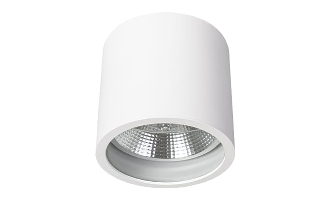 Biała lampa sufitowa w formie tuby, z oprawą na żarówkę GU10 AR111. Zainstalowana pod kątem, o gładkiej matowej powierzchni i okrągłym kształcie. Wyposażona w szklany klosz, odpowiednia do użytku wewnętrznego i zewnętrznego (IP44).