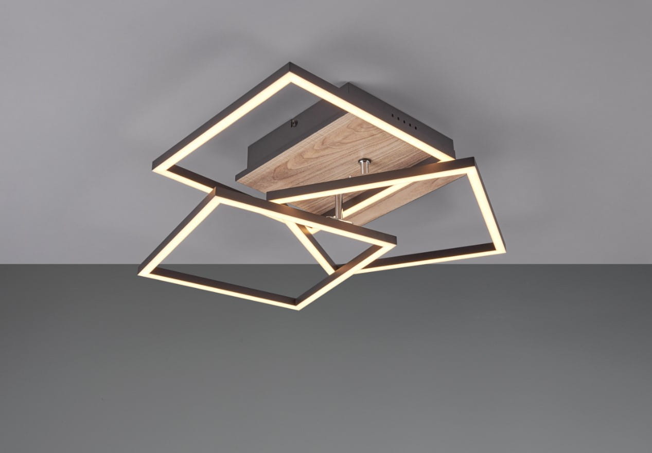 Czarna, trójpunktowa lampa sufitowa z imitacją drewna, z geometrycznymi, otwartymi ramkami i podświetleniem LED. Ujęcie z dołu, ukazujące unikalny design i strukturalne detale. Produkt z pilotem do zdalnego sterowania.