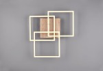 Czarna, trzypunktowa lampa sufitowa z pilotem, z elementami imitującymi drewno. Prosta konstrukcja z geometrycznymi, podświetlonymi ramkami w kształcie kwadratów. Lampa zamontowana na jasnym tle, w widoku frontalnym.