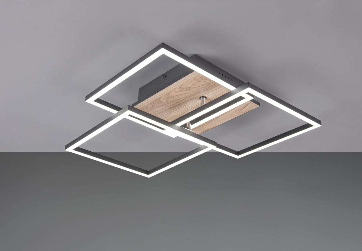 Czarna, 3-punktowa lampa sufitowa LED z imitacją drewna, z widocznym kwadratowym kształtem. Ujęcie z dołu, ukazujące oświetlenie LED wokół krawędzi oraz drewniany element w centralnej części. Produkt z pilotem do zdalnego sterowania.