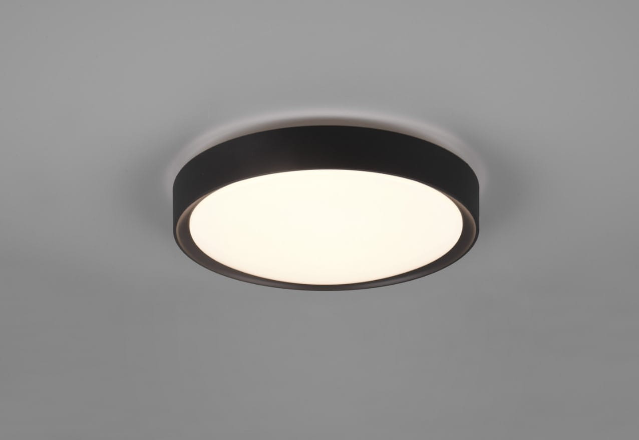 Plafon LED Clarimo IP44 w kolorze czarnym, okrągły, z białym matowym kloszem. Montowany na suficie, widok z dołu. Prosty design, idealny do nowoczesnych wnętrz.