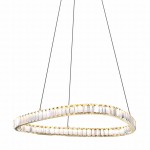 Lampa wisząca Athesa w kolorze złotym, o okrągłym kształcie, zawieszona na dwóch cienkich linkach. Posiada przezroczyste elementy w formie kryształów, emitująca światło LED 25W, z możliwością zdalnego sterowania pilotem. Tło białe.