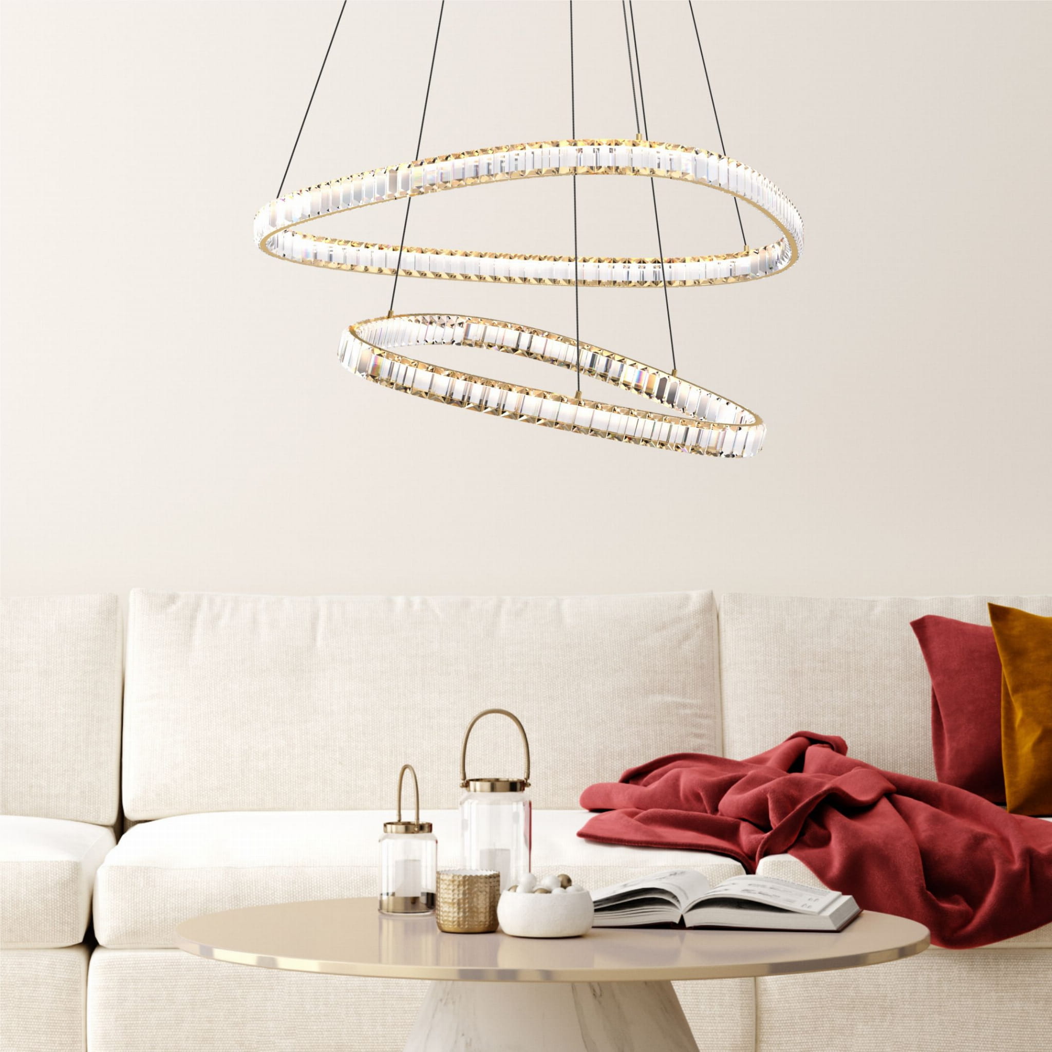 Lampa wisząca Athesa w kolorze złotym, z pilotem, z dwoma pierścieniami LED o mocy 36W. Zawieszona nad okrągłym stołem, w otoczeniu jasnej kanapy i dekoracji. W tle widoczna jasna ściana i tekstylia w odcieniach czerwieni oraz brązu.