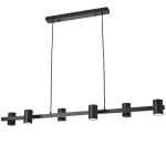 Lampa wisząca Noe w kolorze czarnym z sześcioma oprawami na żarówki GU10. Prosta konstrukcja z poziomą belką i cylindrycznymi uchwytami na żarówki. Ujęcie z boku, pokazujące detal montażowy oraz kable.