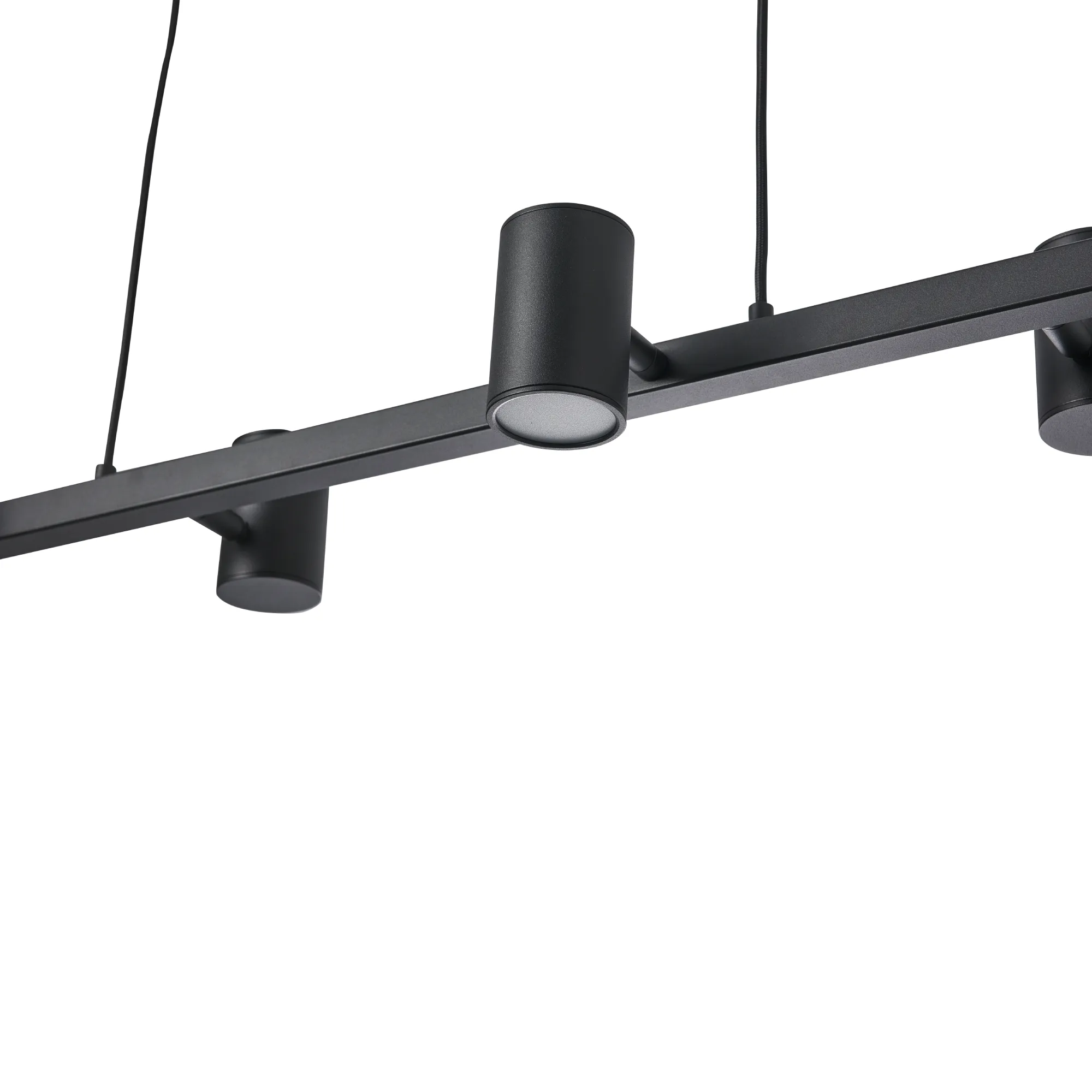 Lampa wisząca Noe w kolorze czarnym, z sześcioma oprawami na żarówki GU10. Prosta, metalowa konstrukcja z okrągłymi, płaskimi kloszami, zawieszona na cienkich linkach, widoczna z boku. Idealna do nowoczesnych wnętrz.