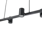 Lampa wisząca Noe w kolorze czarnym, z sześcioma oprawami na żarówki GU10. Prosta, metalowa konstrukcja z okrągłymi, płaskimi kloszami, zawieszona na cienkich linkach, widoczna z boku. Idealna do nowoczesnych wnętrz.