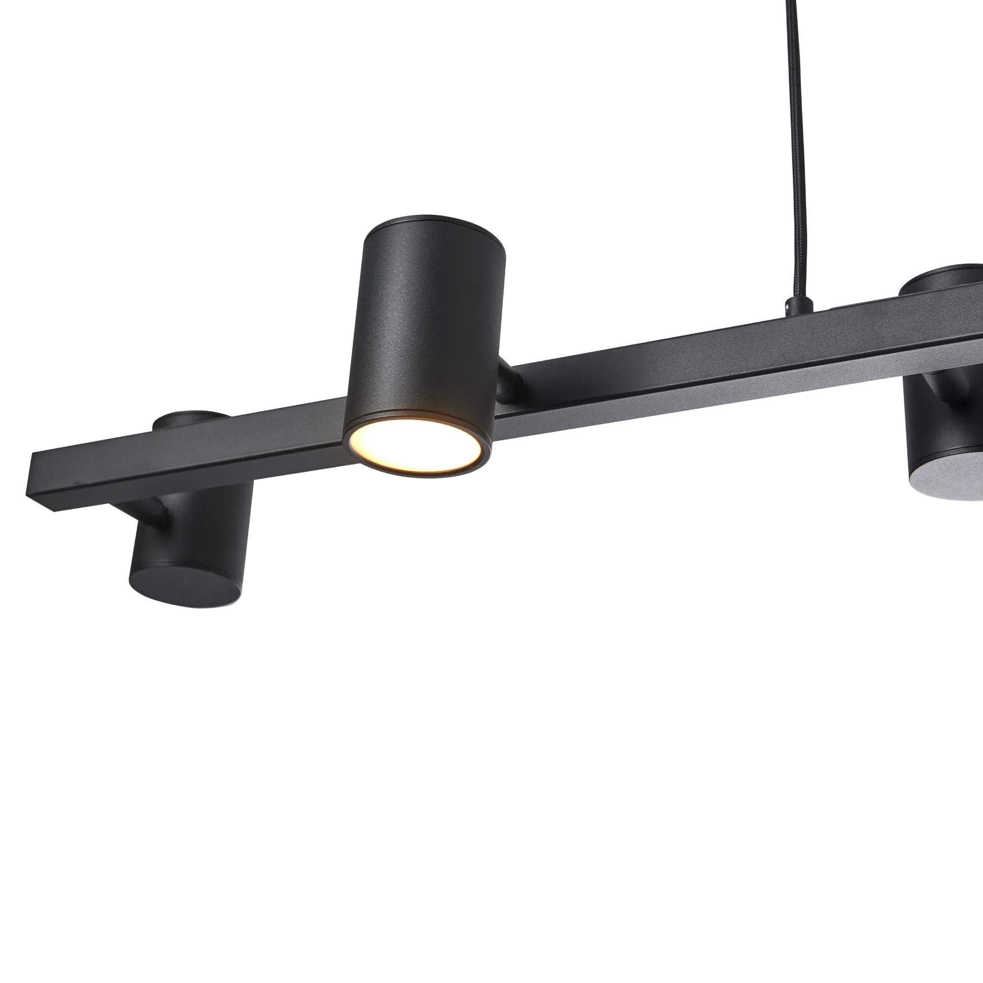 Lampa wisząca Noe w kolorze czarnym z sześcioma oprawami GU10. Prosta, metalowa konstrukcja z poziomą belką i cylindrycznymi kloszami. Ujęcie z góry, pokazujące detale montażowe i wykończenie. Idealna do nowoczesnych wnętrz.