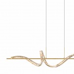 Lampa wisząca Athesa w kolorze złotym z pilotem, posiada jedną diodę LED o mocy 24.5W. Ma nowoczesny, falisty kształt z przezroczystymi detalami oraz dwa cienkie przewody mocujące. Produkt zawieszony na białym tle.