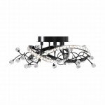Czarna lampa sufitowa Maia z pilotem, 1xLED/26W, o nowoczesnym kształcie z falującymi metalowymi ramionami i kryształowymi kulkami. Ujęcie z boku, ukazujące detale konstrukcji i dekoracyjne elementy.