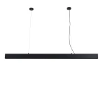 Lampa wisząca Sigi I w kolorze czarnym, o prostokątnym kształcie, z jednym źródłem LED 36W. Zawieszona na dwóch cienkich linkach, z widocznym uchwytem sufitowym. Idealna do nowoczesnych wnętrz.