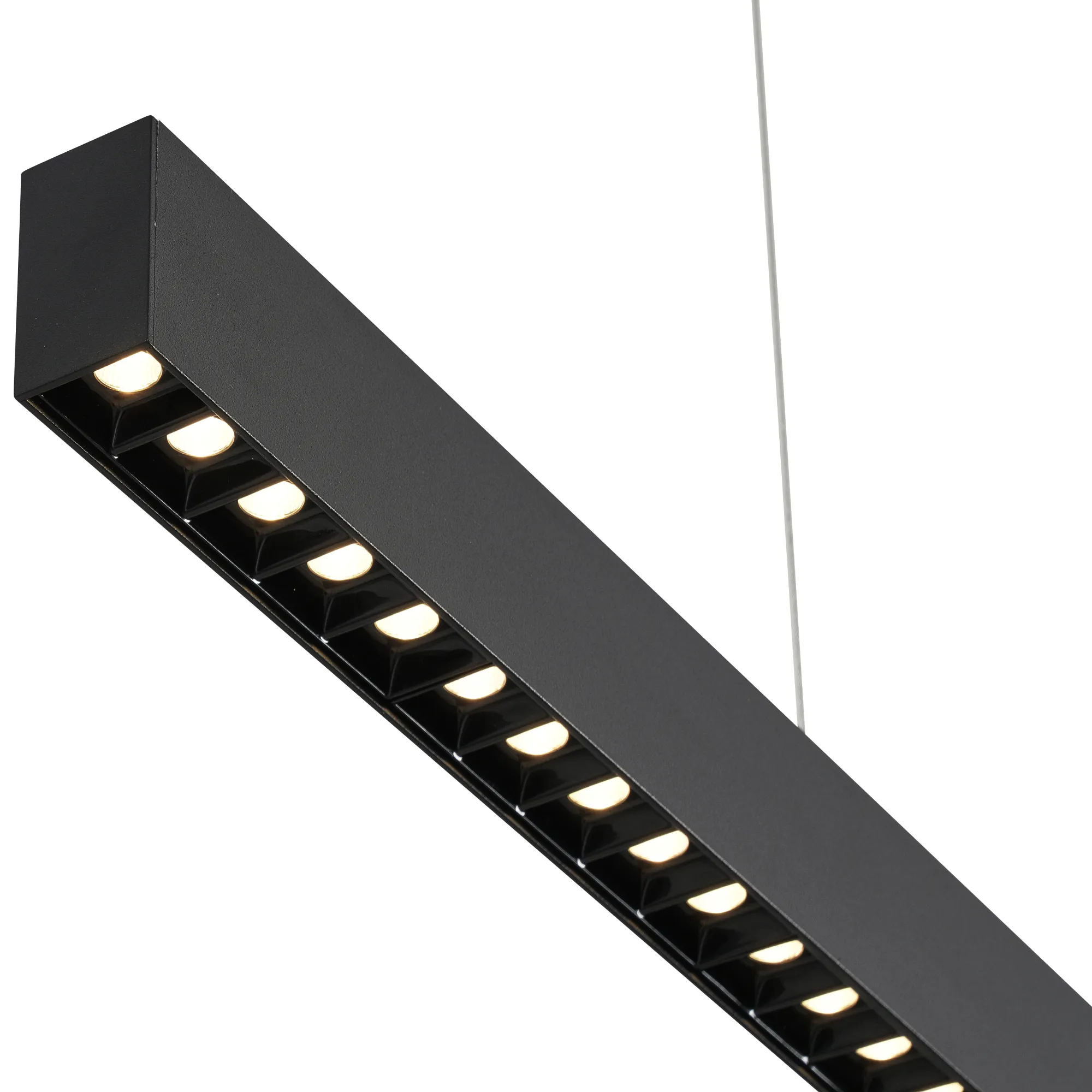 Lampa wisząca Sigi I w kolorze czarnym, z prostokątnym korpusem, zawieszona na cienkim przewodzie. Posiada 12 diod LED, emitujących ciepłe światło (3000K), umieszczonych wzdłuż krawędzi. Idealna do nowoczesnych wnętrz.