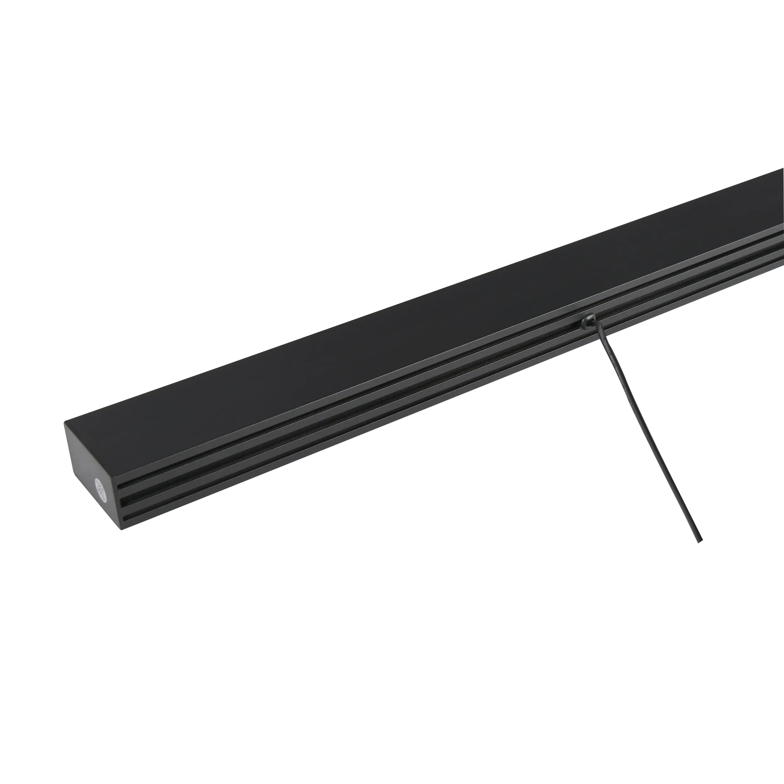 Lampa wisząca Sigi I w kolorze czarnym, wykonana z metalu, o prostokątnym kształcie. Wyposażona w jedno źródło LED o mocy 36W i temperaturze barwowej 3000K. Ujęcie z boku, z widocznym kablem zasilającym.