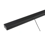 Lampa wisząca Sigi I w kolorze czarnym, wykonana z metalu, o prostokątnym kształcie. Wyposażona w jedno źródło LED o mocy 36W i temperaturze barwowej 3000K. Ujęcie z boku, z widocznym kablem zasilającym.