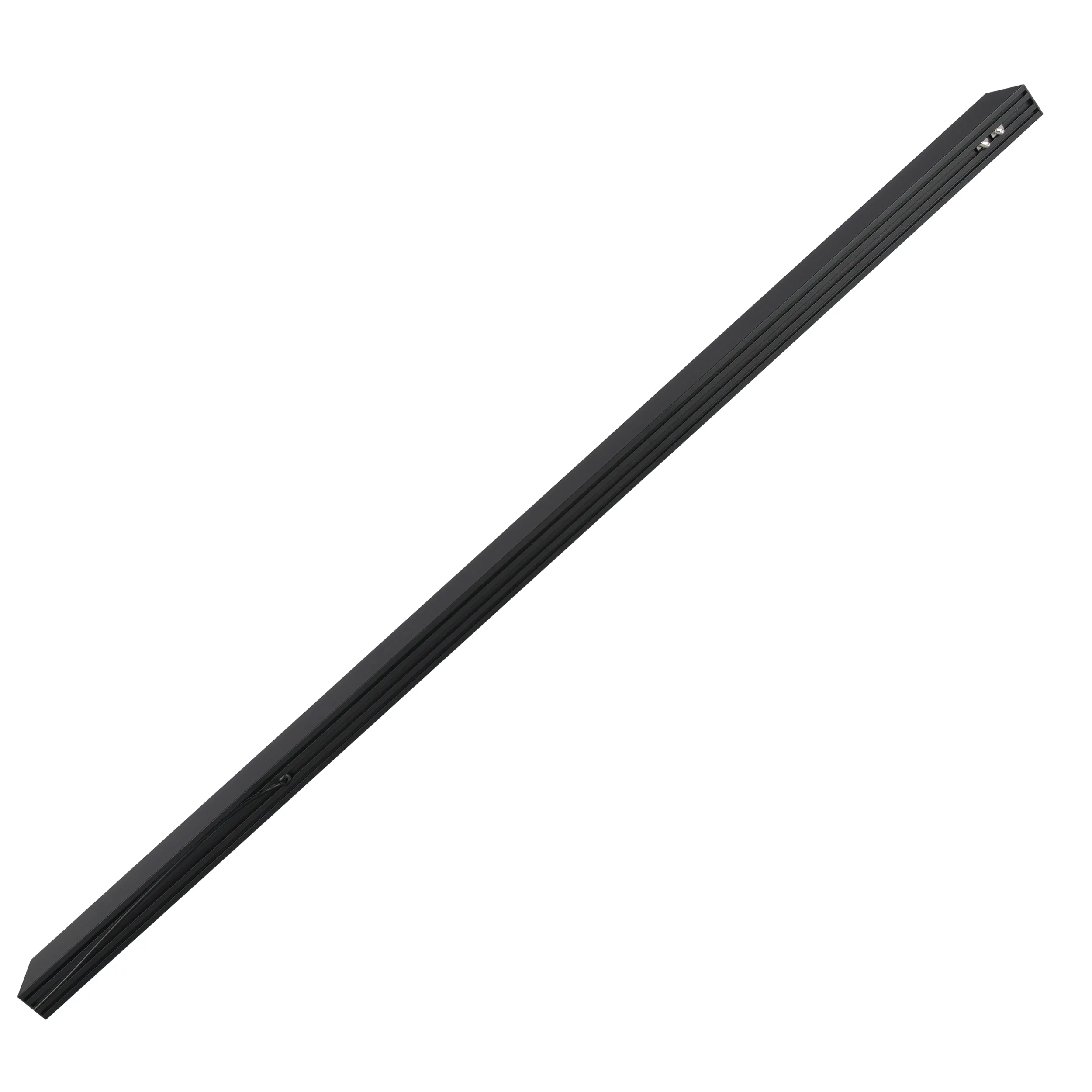 Lampa wisząca Sigi I w kolorze czarnym, o prostokątnym kształcie. Wykonana z metalu, z jednym źródłem światła LED o mocy 36W i temperaturze barwowej 3000K. Ujęcie z boku, ukazujące gładką powierzchnię i detale konstrukcyjne.
