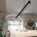 Lampa wisząca Sigi I w kolorze czarnym, o prostokątnym kształcie, z jedną diodą LED (36W, 3000K). Zawieszona nad drewnianym blatem, otoczona roślinnością, w nowoczesnym wnętrzu z jasnym tłem.