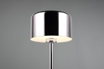 Lampa stołowa Jeff z chromowanym wykończeniem, z cylindrycznym kloszem i wbudowanym źródłem LED o mocy 1,5W. Ujęcie z góry, pokazujące kształt klosza oraz metalową podstawę. Tło szare, proste.