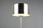 Lampa stołowa Jeff z niklowanym wykończeniem, cylindryczny klosz z mlecznego szkła, umieszczona na smukłej metalowej nodze. Ujęcie z góry, klosz emituje ciepłe światło. Tło szare, proste, podkreślające elegancję lampy.