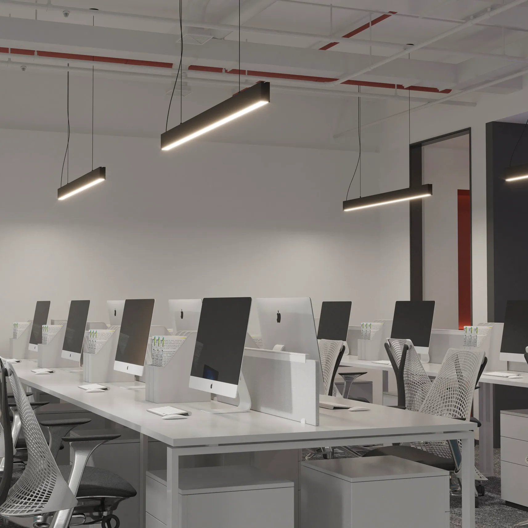 Lampa wisząca Sigi III w kolorze czarnym, z jedną diodą LED o mocy 36W i temperaturze barwowej 3000K. Umieszczona w nowoczesnym biurze, zawieszona na cienkich linkach, o prostokątnym kształcie, zapewniająca równomierne oświetlenie przestrzeni roboczej.