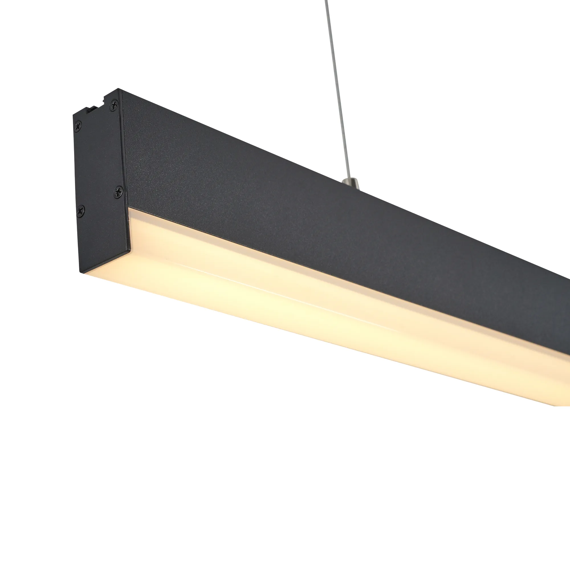 Lampa wisząca Sigi IV o prostokątnym kształcie, wykonana z czarnego metalu. U góry umieszczone jest źródło LED o mocy 36W i ciepłej barwie światła 3000K. Zawieszona na cienkim przewodzie, z widocznym mocowaniem.