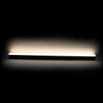 Lampa wisząca Sigi IV, czarna, z jedną diodą LED o mocy 36W i temperaturze barwowej 3000K. Prosta, prostokątna konstrukcja z matowego materiału, zawieszona w poziomie, emitująca ciepłe światło. Tło ciemne, podkreślające wygląd lampy.