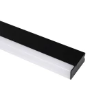 Lampa wisząca Sigi IV w kolorze czarnym, wykonana z metalu, z jedną diodą LED o mocy 36W i temperaturze barwowej 3000K. Produkt w układzie poziomym, z prostokątną konstrukcją, umieszczony na białym tle.