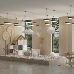 Lampa wisząca Sigi IV, czarna, z jedną diodą LED (36W, 3000K), zawieszona nad przestrzenią zabaw. W tle drewniane ściany, kolorowe elementy dekoracyjne oraz strefa z piłkami. Wnętrze nowoczesne, jasne, z dużymi oknami.