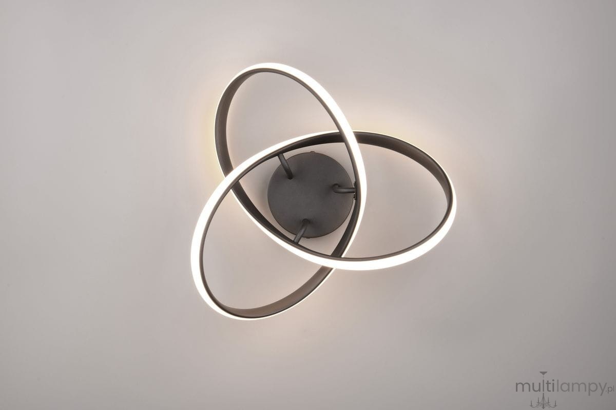 Czarna lampa sufitowa Meo z jednym źródłem LED o mocy 15W i temperaturze barwowej 3000K. Posiada trzy okrągłe, metalowe ramiona, które tworzą nowoczesny, asymetryczny kształt. Ujęcie z góry, zamontowana na suficie.