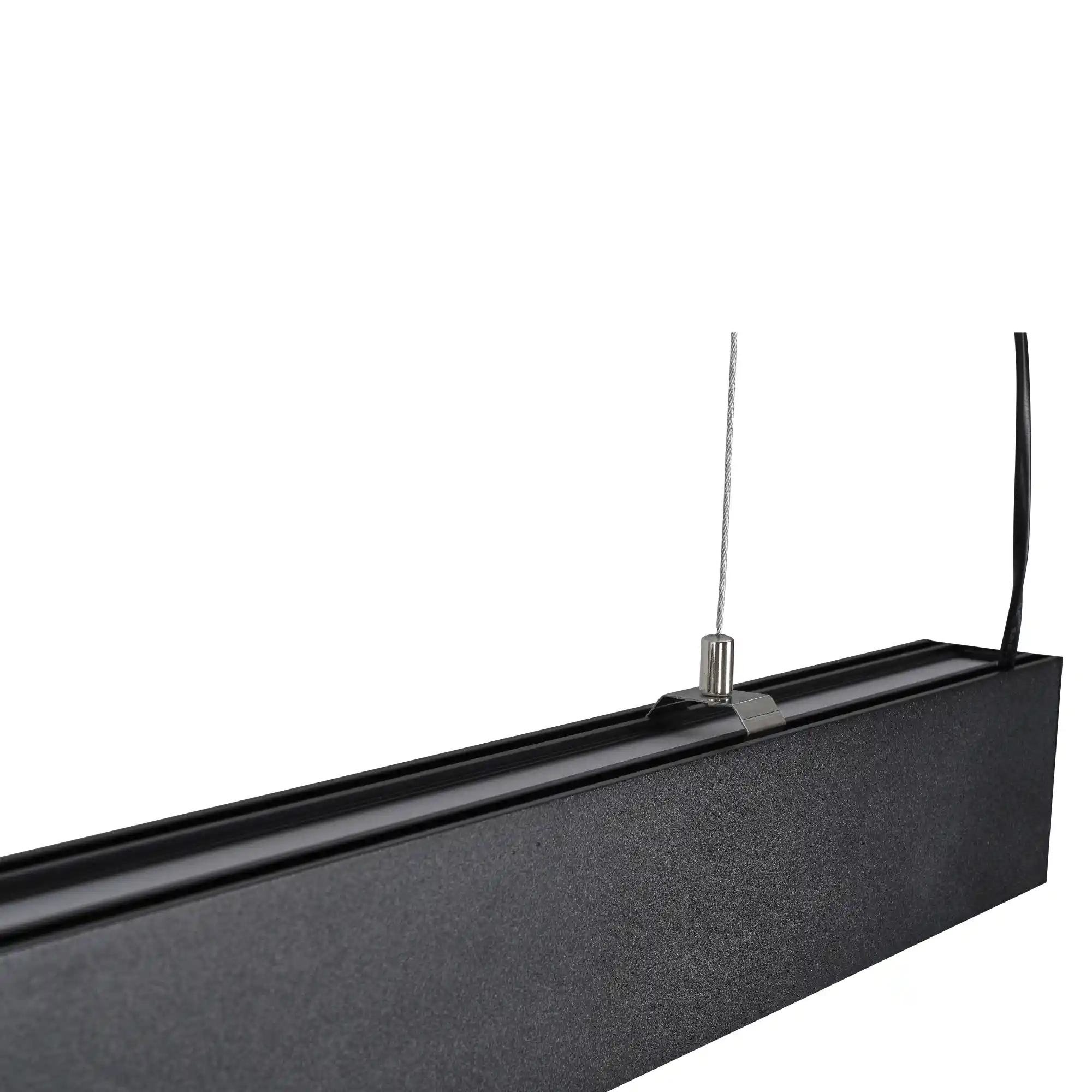 Lampa wisząca Sigi V w kolorze czarnym, z prostokątnym korpusem i metalowym mocowaniem. Wyposażona w dwa źródła światła LED (45W, 3000K). Zawieszona na cienkich linkach, z widocznym przewodem zasilającym.