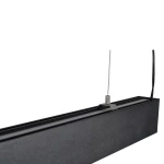 Lampa wisząca Sigi V w kolorze czarnym, z prostokątnym korpusem i metalowym mocowaniem. Wyposażona w dwa źródła światła LED (45W, 3000K). Zawieszona na cienkich linkach, z widocznym przewodem zasilającym.