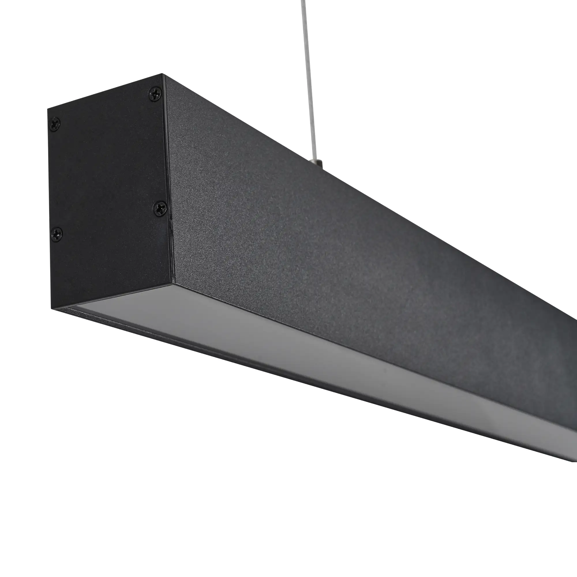 Czarna lampa wisząca Sigi V z dwoma źródłami LED o mocy 45W i temperaturze barwowej 3000K. Posiada prostokątny, matowy klosz z widocznymi mocowaniami, zawieszona na cienkim przewodzie, w zbliżeniu na detal.