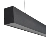 Czarna lampa wisząca Sigi V z dwoma źródłami LED o mocy 45W i temperaturze barwowej 3000K. Posiada prostokątny, matowy klosz z widocznymi mocowaniami, zawieszona na cienkim przewodzie, w zbliżeniu na detal.