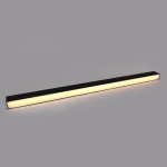 Lampa wisząca Sigi V w kolorze czarnym, o prostokątnym kształcie, z dwoma źródłami światła LED (45W, 3000K). Ujęcie z boku, pokazujące gładką, matową powierzchnię oraz ciepłe, rozproszone światło.