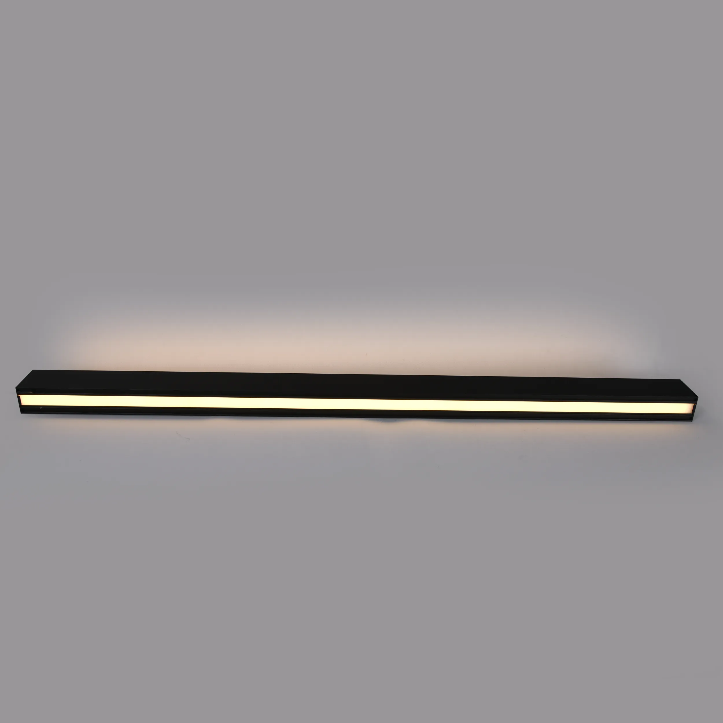 Lampa wisząca Sigi V w kolorze czarnym, o prostokątnym kształcie, z dwoma źródłami LED 45W i temperaturze barwowej 3000K. Widoczna jest biała, podświetlająca krawędź. Produkt zawieszony na tle szarym, w pozycji poziomej.