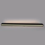Lampa wisząca Sigi V w kolorze czarnym, o prostokątnym kształcie, z dwoma źródłami LED 45W i temperaturze barwowej 3000K. Widoczna jest biała, podświetlająca krawędź. Produkt zawieszony na tle szarym, w pozycji poziomej.
