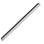 Lampa wisząca Sigi V w kolorze czarnym, z dwoma źródłami LED, moc 45W, temperatura barwowa 3000K. Prosty, prostokątny kształt z matowym wykończeniem. Ujęcie z boku, ukazujące całą długość lampy.