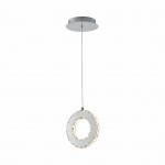 Lampa wisząca Girona z chromowanym wykończeniem, z okrągłym kloszem w białym kolorze i dekoracyjnym wzorem. Źródło światła LED 10W, zawieszona na cienkim przewodzie, w prostym, nowoczesnym stylu, na jednolitym tle.