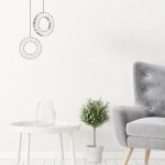Lampa wisząca Girona z dwoma okrągłymi elementami, wykonana z chromowanego metalu i ozdobiona kryształkami. Zawieszona w nowoczesnym wnętrzu, obok stolika i rośliny doniczkowej. Idealna do oświetlenia salonu.
