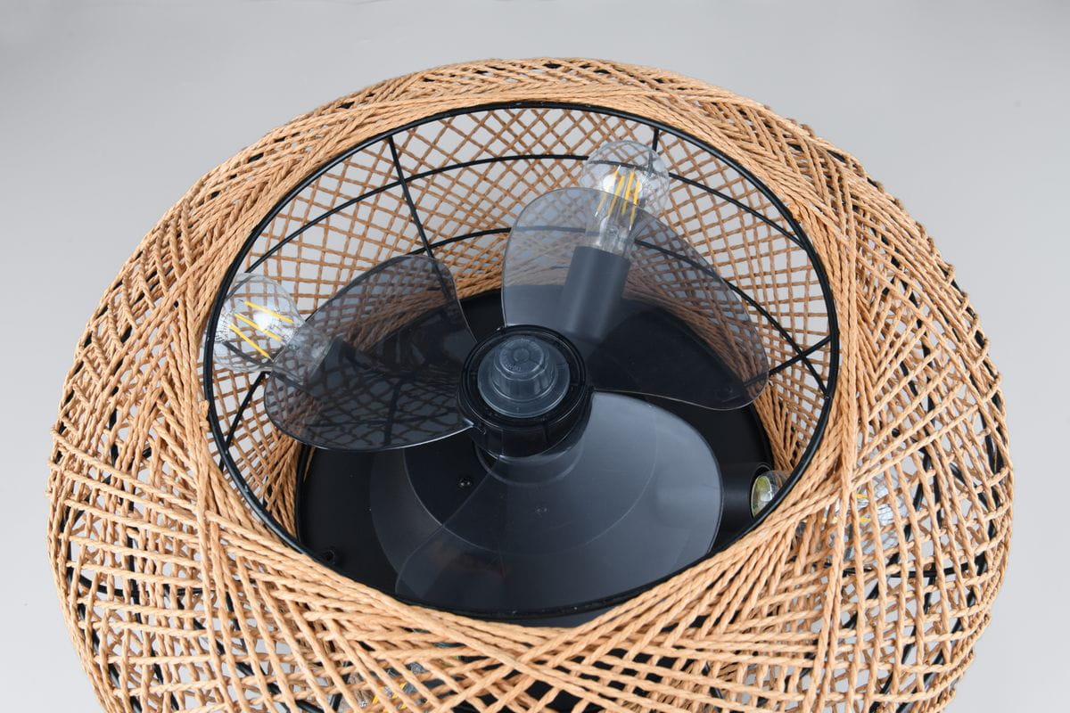 Lillesand lampa sufitowa z wentylatorem, czarna z brązowym wiklinowym abażurem. Widoczne cztery gniazda E27 oraz przezroczysty wentylator. Ujęcie z góry, ukazujące detal konstrukcji i źródła światła.