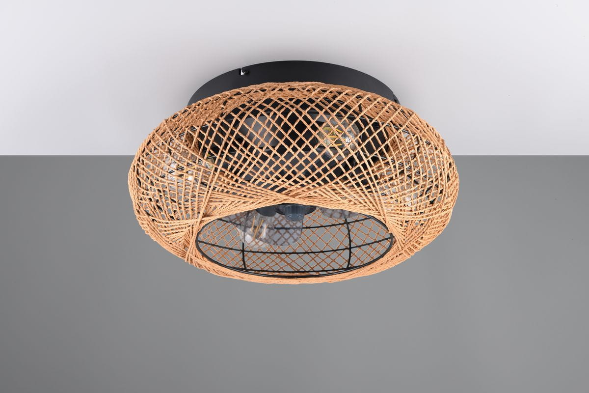 Lillesand lampa sufitowa z wentylatorem, w kolorze czarnym i brązowym, z plecioną osłoną z naturalnego materiału. Ujęcie z góry, produkt zamontowany na suficie, widoczne miejsce na cztery żarówki E27 oraz pilot do sterowania.