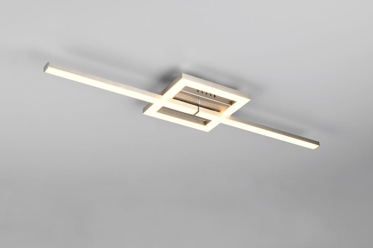 Lampa sufitowa Viale w kolorze niklowym, z jedną żarówką LED o mocy 17W, ciepłej barwie światła 3000K. Prosty, nowoczesny kształt z poziomymi i pionowym elementem w formie kwadratu. Montaż sufitowy, widoczna konstrukcja metalowa.