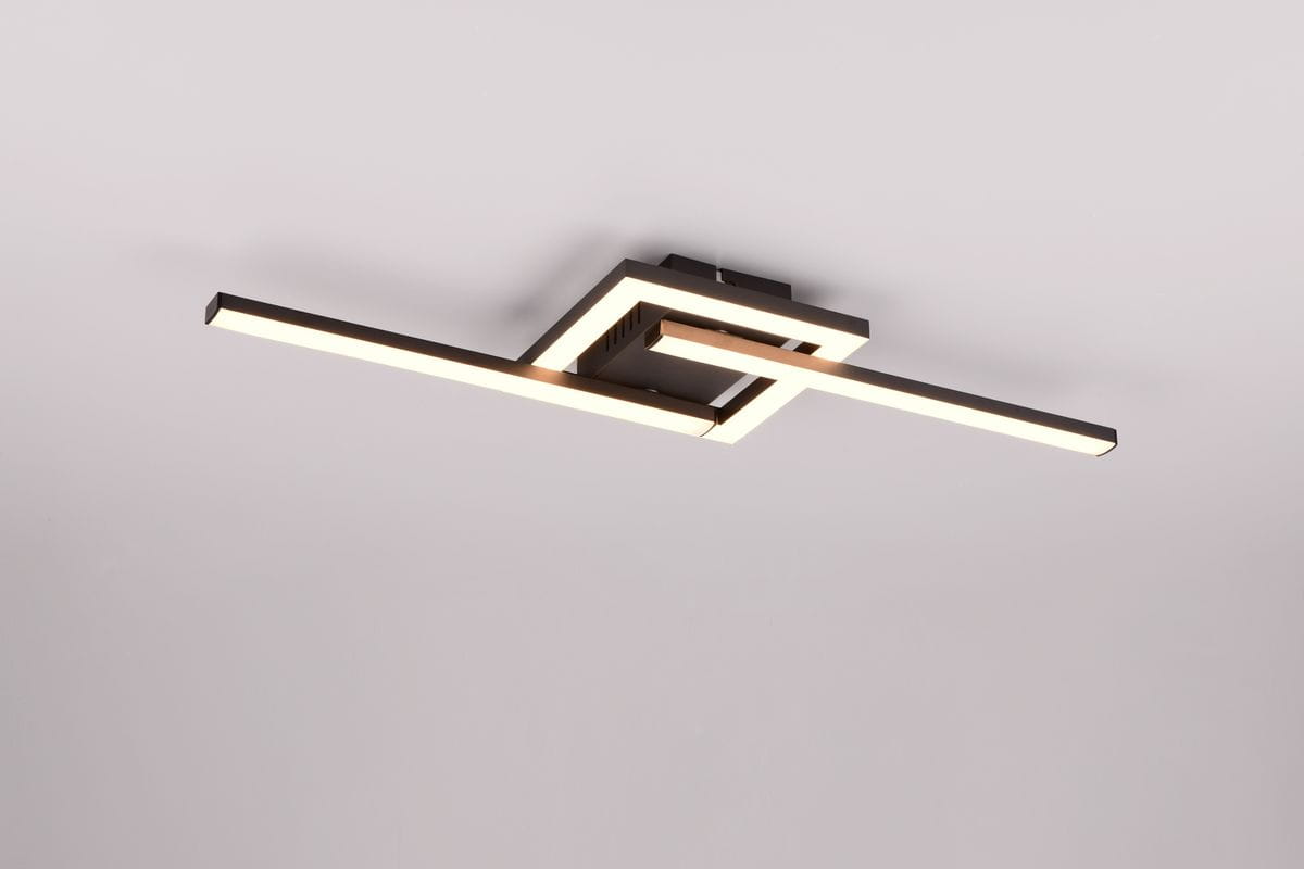 Lampa sufitowa Viale w kolorze czarnym, z jedną diodą LED o mocy 17W. Posiada nowoczesny, geometryczny kształt z prostokątnymi ramionami i ciepłym światłem 3000K. Ujęcie z góry, zamontowana na suficie.