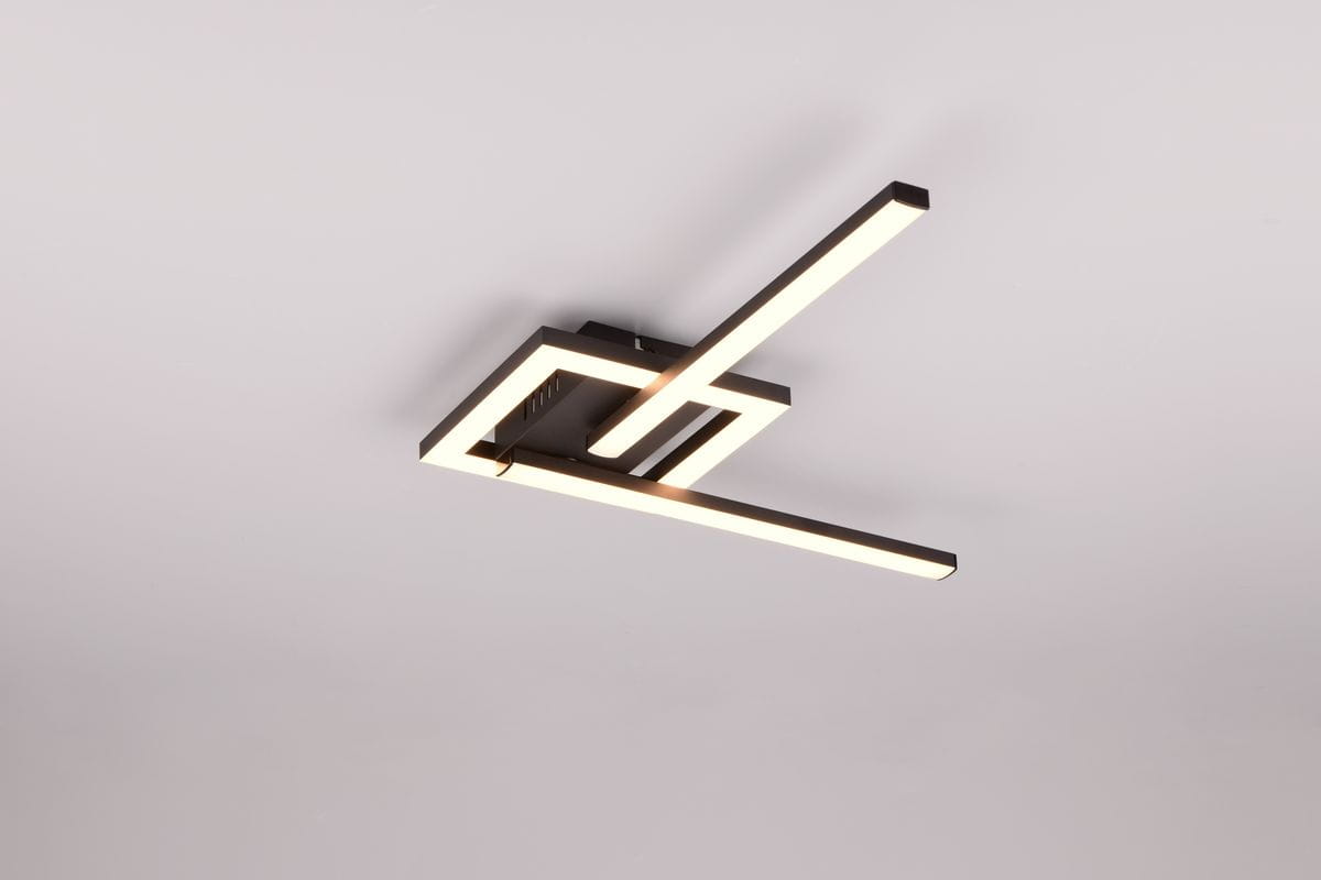 Czarna lampa sufitowa Viale z jedną diodą LED o mocy 17W i temperaturze barwowej 3000K. Posiada nowoczesny, geometryczny kształt z prostokątną podstawą i dwoma równoległymi ramionami, emitującymi ciepłe światło. Zamontowana na suficie.