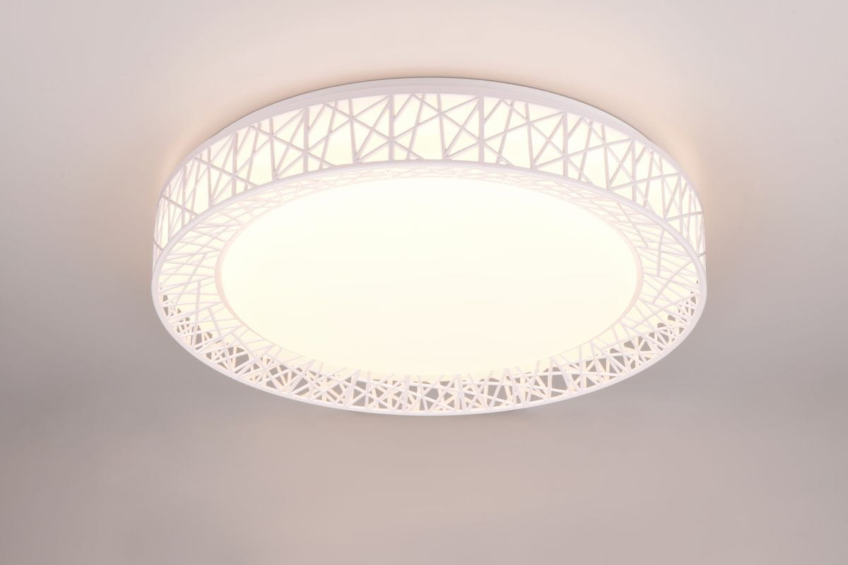 Plafon sufitowy Cluster, biały, z okrągłą, lekko teksturowaną obręczą z wzorem geometrycznym. Zintegrowane oświetlenie LED o mocy 40W, zamontowany na suficie, prezentowany z bliska, ukazuje detale struktury.
