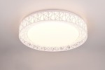 Plafon sufitowy Cluster, biały, z okrągłą, lekko teksturowaną obręczą z wzorem geometrycznym. Zintegrowane oświetlenie LED o mocy 40W, zamontowany na suficie, prezentowany z bliska, ukazuje detale struktury.