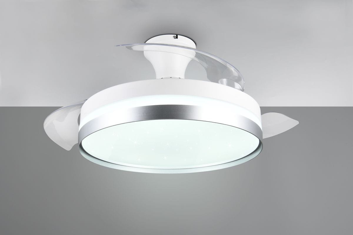 Lindberg lampa sufitowa z wentylatorem, biała z tytanowym wykończeniem, o okrągłej formie. Wyposażona w diodę LED 35W oraz pilot. Widoczne przezroczyste łopatki wentylatora, zamontowana na suficie, na szarym tle.