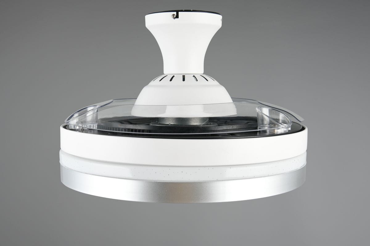 Lampa sufitowa Lindberg z wentylatorem, w kolorze białym i tytanowym. Okrągły klosz z przezroczystą osłoną, metalowe wykończenie. Zdalne sterowanie. Widok z boku, pokazujący detal konstrukcji i wentylatora.