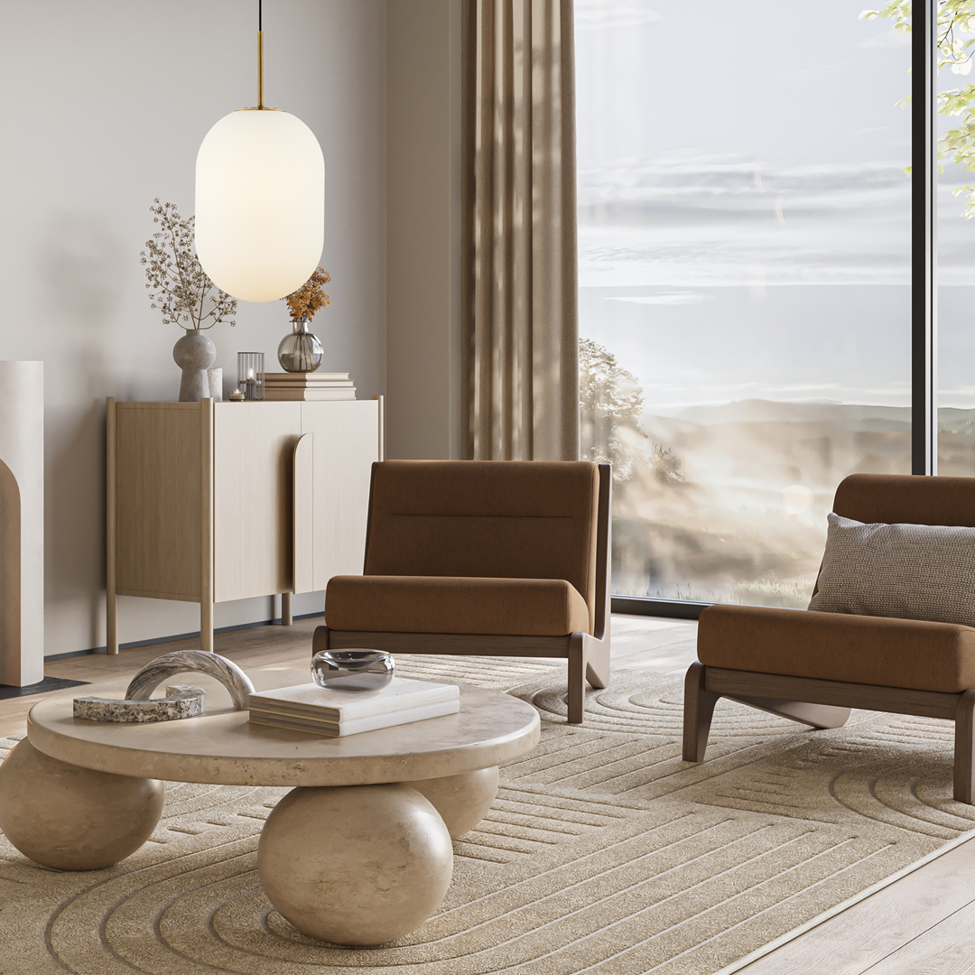 Lampa wisząca Alias D24 w kolorze złotym z kloszem w kształcie owalu. Zawieszona na cienkim czarnym przewodzie, w nowoczesnej aranżacji wnętrza z beżowymi meblami, okrągłym stolikiem i dużymi oknami, które wpuszczają naturalne światło.