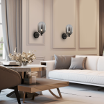 Kinkiet Alias 1xE14 w kolorze czarnym, z przezroczystym kloszem, zamontowany na ścianie. Widoczny w eleganckim wnętrzu z jasną sofą i lampą, idealny do nowoczesnych aranżacji.